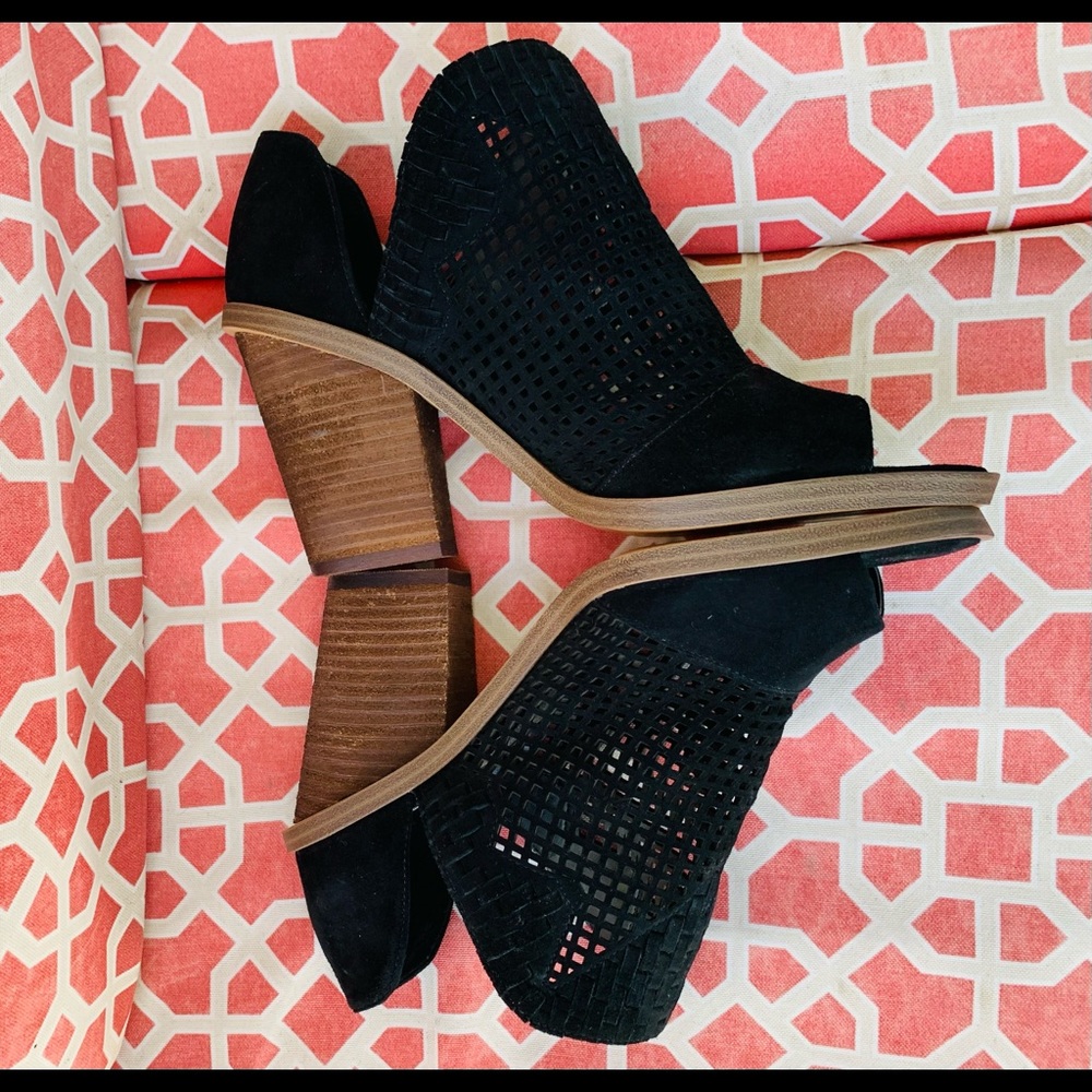 Vince Camuto NWOT Fritzy Suede Peep Toe Booties
